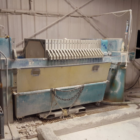 PVPP012 – FILTER PRESS C/W 20 X 800MM SQUARE POLYPROPYLENE PLATES, 4 CORNER POTS AND CENTRE FILL. PNEUMATIC CLOSURE WITH FILLING AIR PUMP